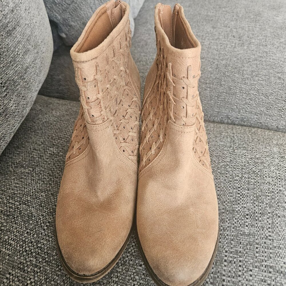 Fergalicious western tan ankle block heal zip back booties 8.5